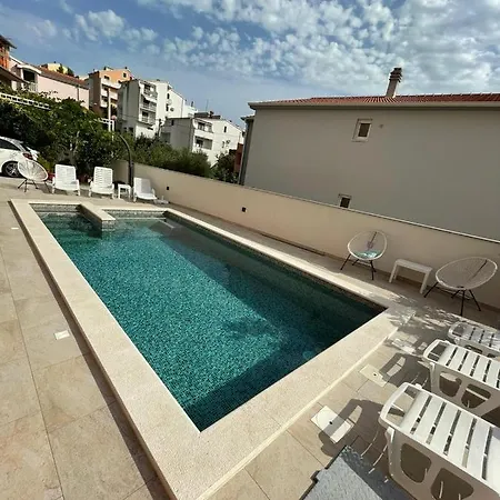 J&j With Swimming Pool * Podstrana