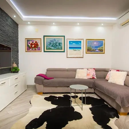J&j With Swimming Pool Apartamento Podstrana